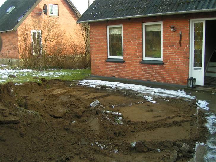 Villa 3 - her skal den gamle beton-flisegang fjernes, og  graves ud til terrasse billede 2
