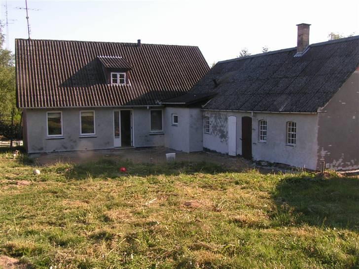 Villa 3 - trænger til ny græsplæne, men venter til vi er helt færdige med maskiner i haven billede 9