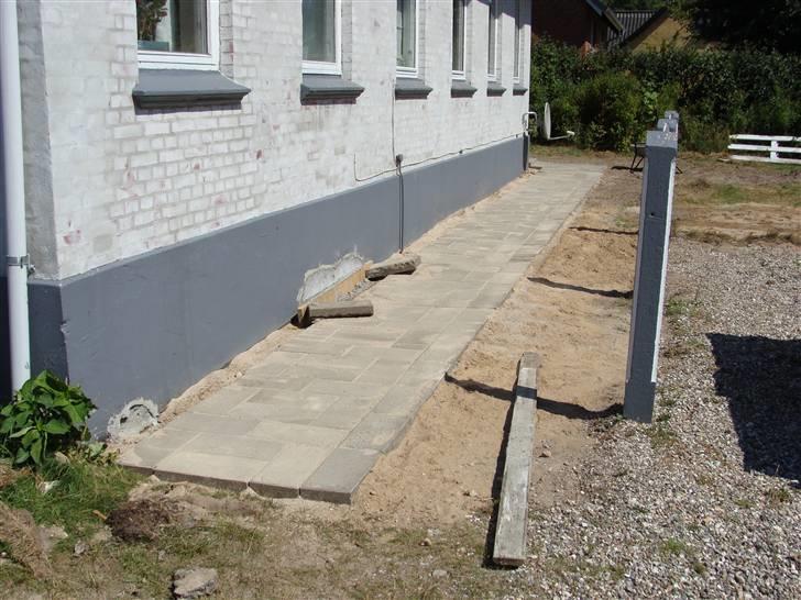 Villa 3 - fik lagt en flisegang foran huset, så nu kan vi gå tørskoet hele vejen rundt billede 14