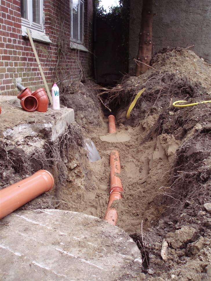 Villa 5 - Nye kloaker over det hele og selvfølgelig også vandledning i samme omgang billede 6