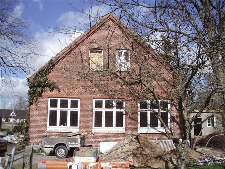 Villa 5 - her er der vist tale om en byggeplads ;-) bag disse 3 vinduer var den gamle skolestue billede 7