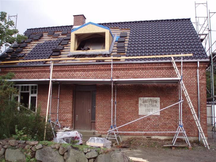 Villa 5 - 19. august. Tømreren langt om længe ved at være færdig med taget.  billede 9