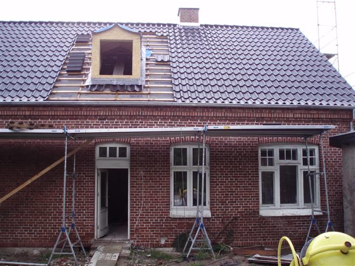 Villa 5 - 19. august. Her den anden side af huset. Vi glæder os MEGET til taget er færdigt... billede 10