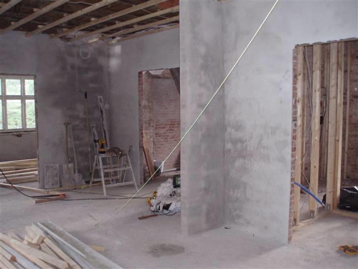 Villa 5 - 19. august. Så blev væggene i køkkenalrum samt stue pudset op. I fuld gang med loftforskallingen... billede 11