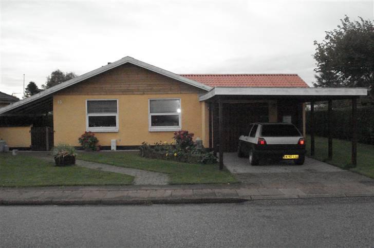 Villa 4 - Taget blir malet sort, huset gråt, vinduer hvide, sokkel sort... billede 1