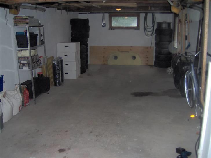 Villa 3 - sådan ser garagen ud pt, dog er værkstedsbord sat op( tjek fotoalbum) billede 19