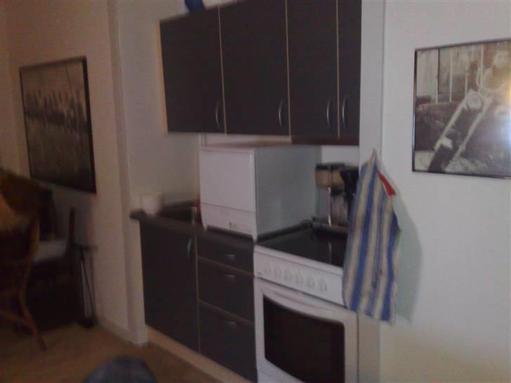 Lejlighed 1 - køkken. lidt mere bord plads ville ikk gøre noget:-D billede 9