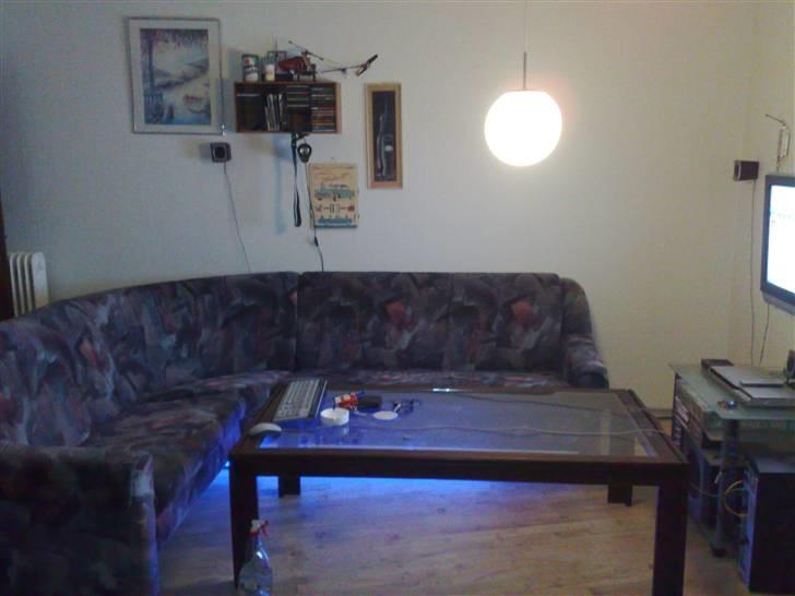 Lejlighed 1 - stuen. under sofa´en blå neon lys billede 11