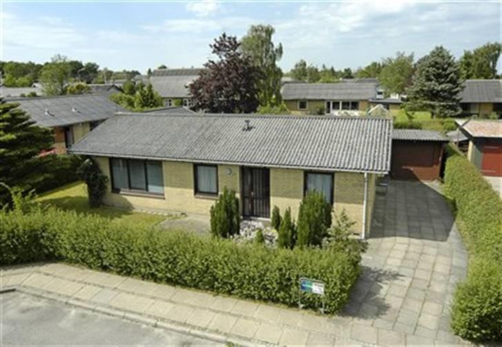Villa 4 - Huset ude fra, som det så ud inden vi flyttede ind. billede 1