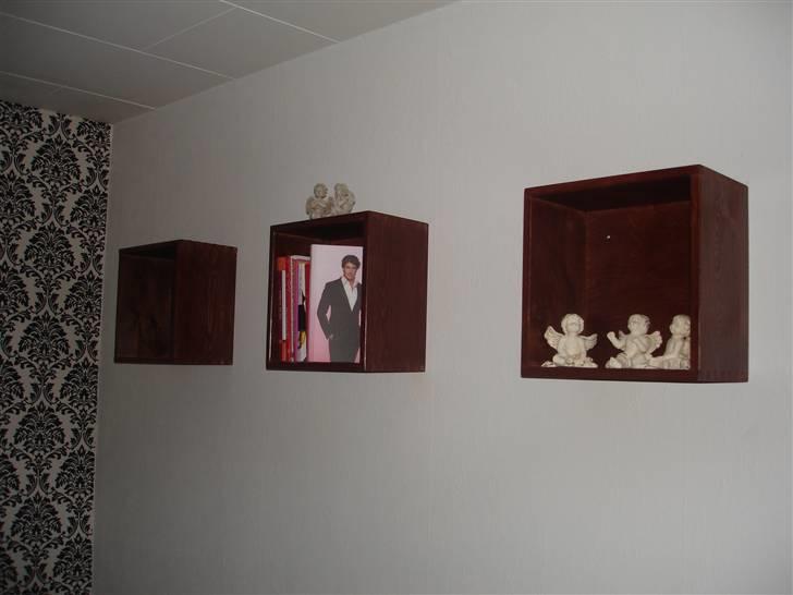 Villa 4 - Bog kasser over sofaen i stuen billede 6