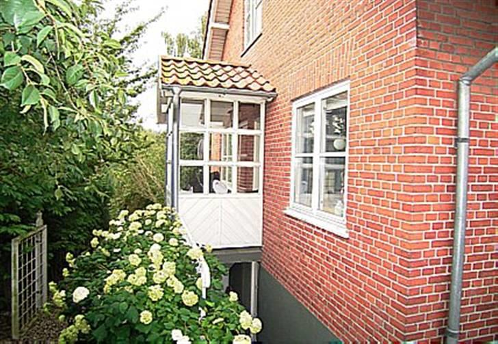 Villa 3 - Oppe fra redskabskuret ved enden af huset ned mod trappe opgangen.. billede 16