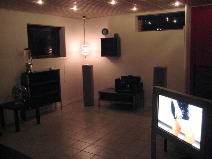 Ungdomsværelse 2 - HAHA.. hvad sker der for billeder på mit Tv..! det har jeg ikke set før nu.. :D UPS.. hehe tror det er Dr 1..! billede 2