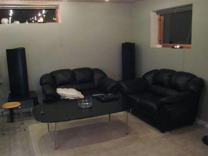 Ungdomsværelse 2 - Sofa hjørnet med mine "små" baghøjttalere billede 3