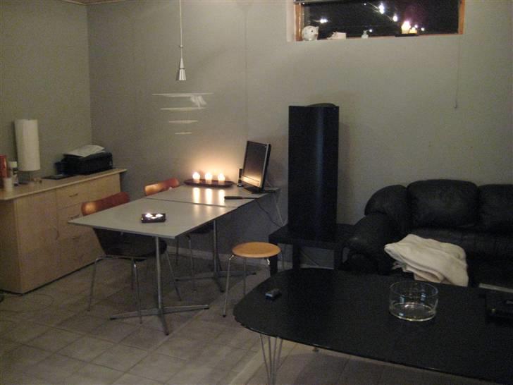Ungdomsværelse 2 - Sofa og spise/skrive -bord billede 4