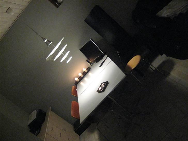 Ungdomsværelse 2 - Er vild med de Fritz hansen cafeborde..! billede 5