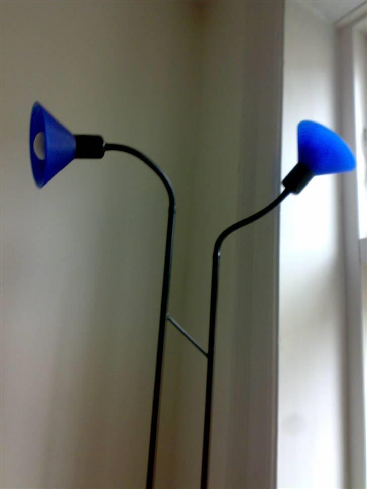 Lejlighed 2V - 2. sal - Amager - Hjørnelampen. Er desværre røgen en flig af den ene glasskærm, da en af kattene væltede den billede 6