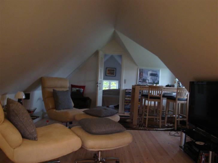 Villa 4 - Så kom der møbler i stuen. billede 16