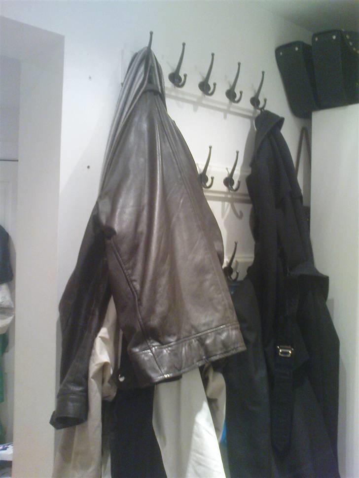 Lejlighed 2V - 2. sal - Amager - Min entré med 15 antik-sort dobbeltkroge på hvidt træ billede 16