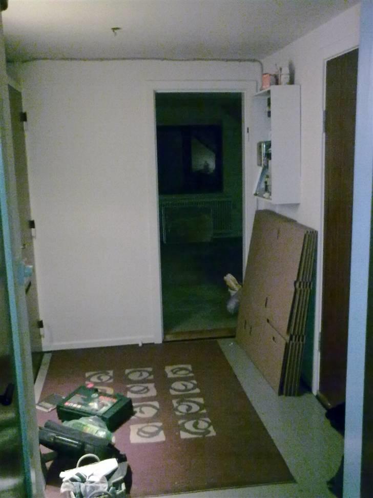 Lejlighed 3 - Gangen, hvor der  dengang var en strømtavle lige ved døren, den er så blevet fjernet nu. billede 17