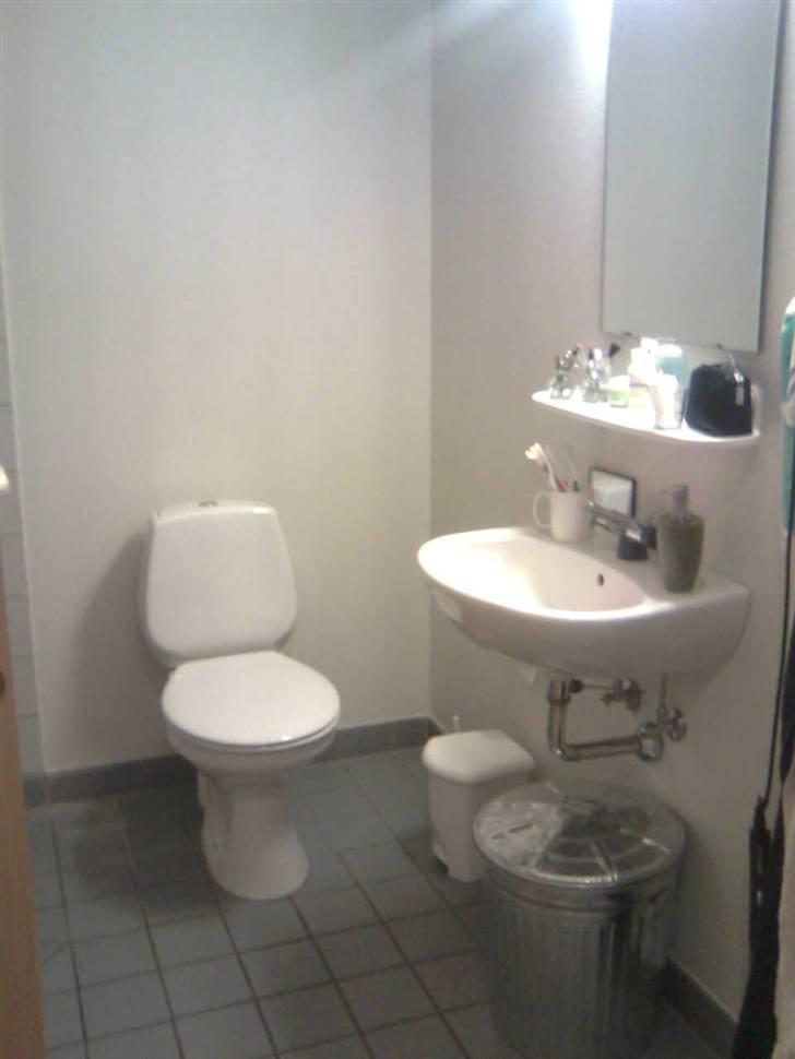 Lejlighed - fraflyttet jul. 2009 - Badeværelset med skab og bruse-plads til venstre. billede 11