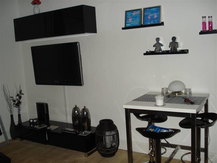 Lejlighed 2 - Så kom fladskærmen op. :D billederne har Janni malet. ;) billede 1