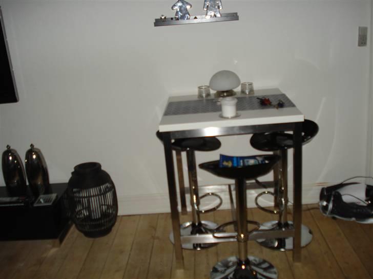 Lejlighed 2 - spisebord med barstole :) billede 2