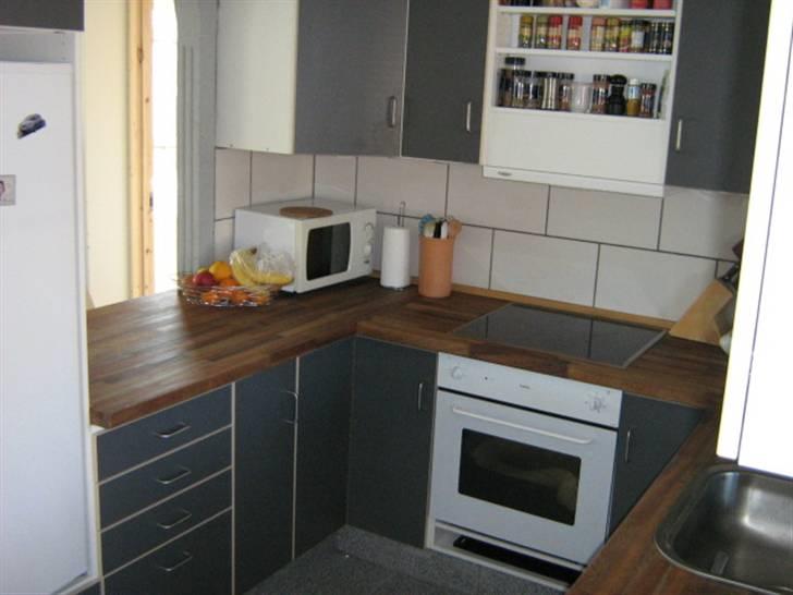 Villa 10 (søger bofællere) - Det ene af de 3 køkkener, som ligger sammen med fællesstuen 2/4-09 billede 3