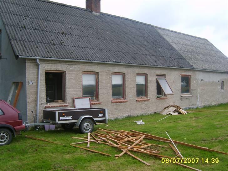 Landejendom 4 - stuehus og stald blev sangblæst efter at ha været hvid kalket - her går startskudet til nedrivning af væge, ophugning af gammelv gulv osv.. billede 2