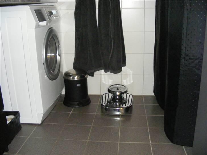 Lejlighed 3 - Badeværelse med DUALIT badevægt, AEG vasketørre-tumbler og en vipp skraldespand.. har også wc-børste, sæbedispenser og skraldespand i gæsteværelset i vipp billede 17