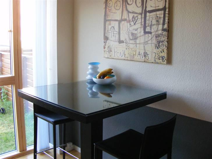 Lejlighed 3 - Køkkenet. Barbordet + barstole er fra BoConcept og glasplade har vi fået special-lavet.. Poul Pava billede i 80*80 billede 19