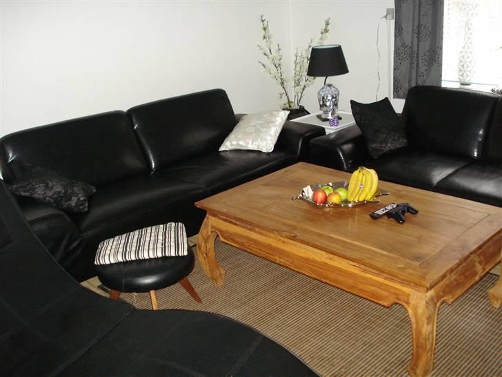 Lejlighed 2 - sofabordet skal males hvid med sort i midten af bordpladen. :) billede 10