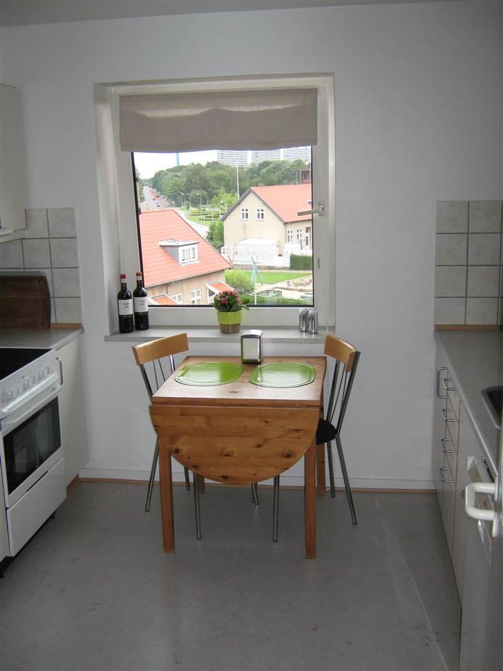 Lejlighed 3 - Køkkenbordet med bl.a. en udsigt ud over Kolding fjord.. billede 6