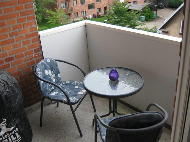 Lejlighed 3 - Vores lille altan med café sæt, en gril og udsigt over kolding. billede 15