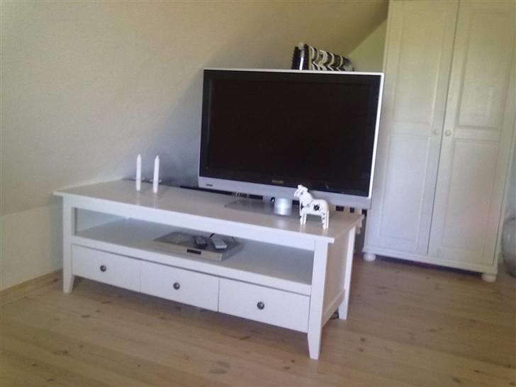 Ungdomsværelse hjemme hos de gamle - Phillips 32" på nyt tv-bord. Er elendigt placeret, men med så lave skråvægge, er det sandelig ikke let... billede 5