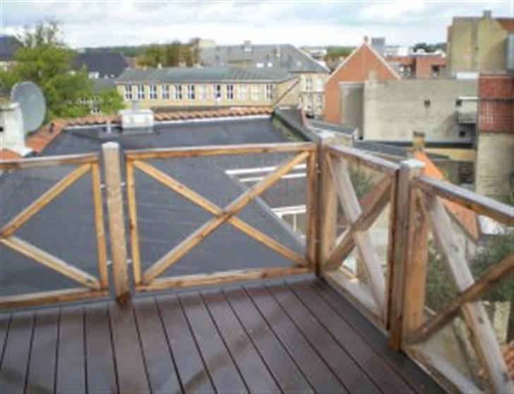 Lejlighed 2 - tagterasse med udsigt over byen billede 7