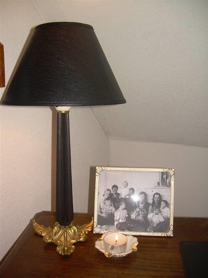 Ungdomsværelse hjemme hos de gamle - Lampefod + ramme + fyrfadslys-dimmer fra genbrug. Lampeskærmen er ny. billede 12