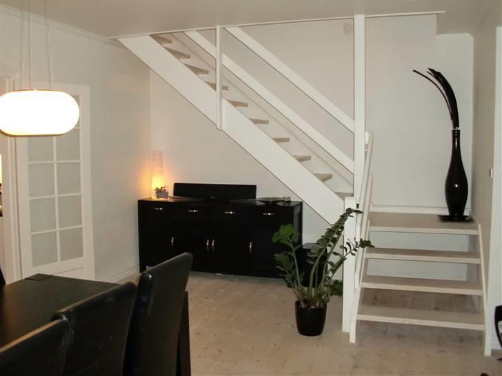 Lejlighed 4 - Spisestue og trappe op til TV stue billede 6