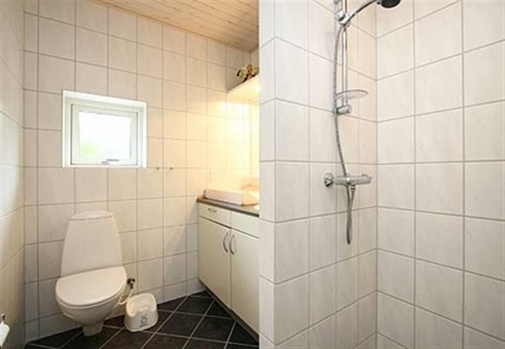 Villa 4 - Det lille badeværelse i "børneafdelingen" billede 7