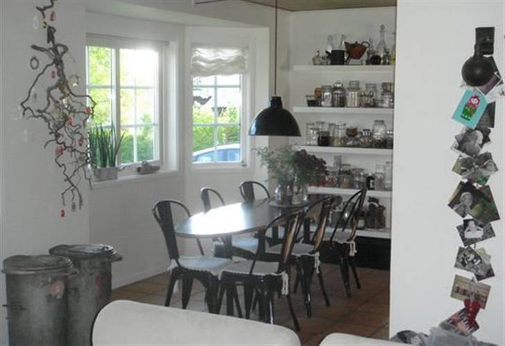 Villa 3 + stue (og anneks) - Spisepladsen i køkkenet. billede 6