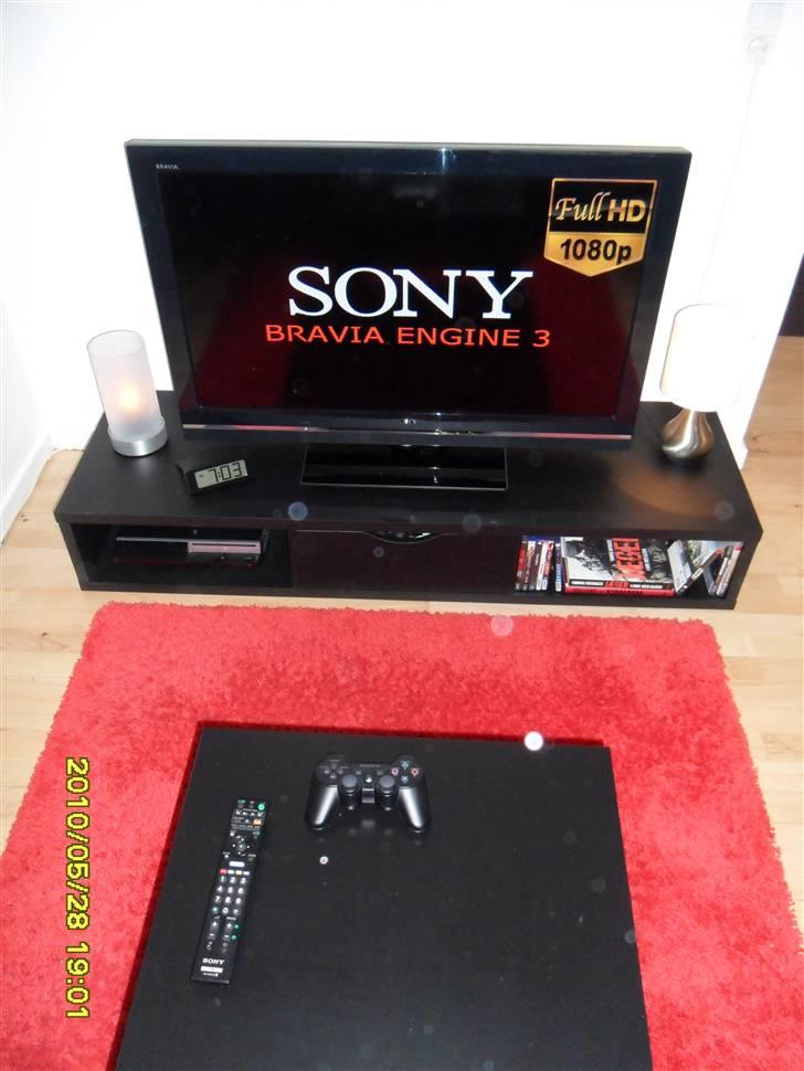 Ungdomsværelse 2 - Mit dejlige 40" Sony TV med tvbænk, Playstation 3, spil og et par blue-ray film. :) TV´et kommer også op at hænge i nærmeste fremtid. billede 3