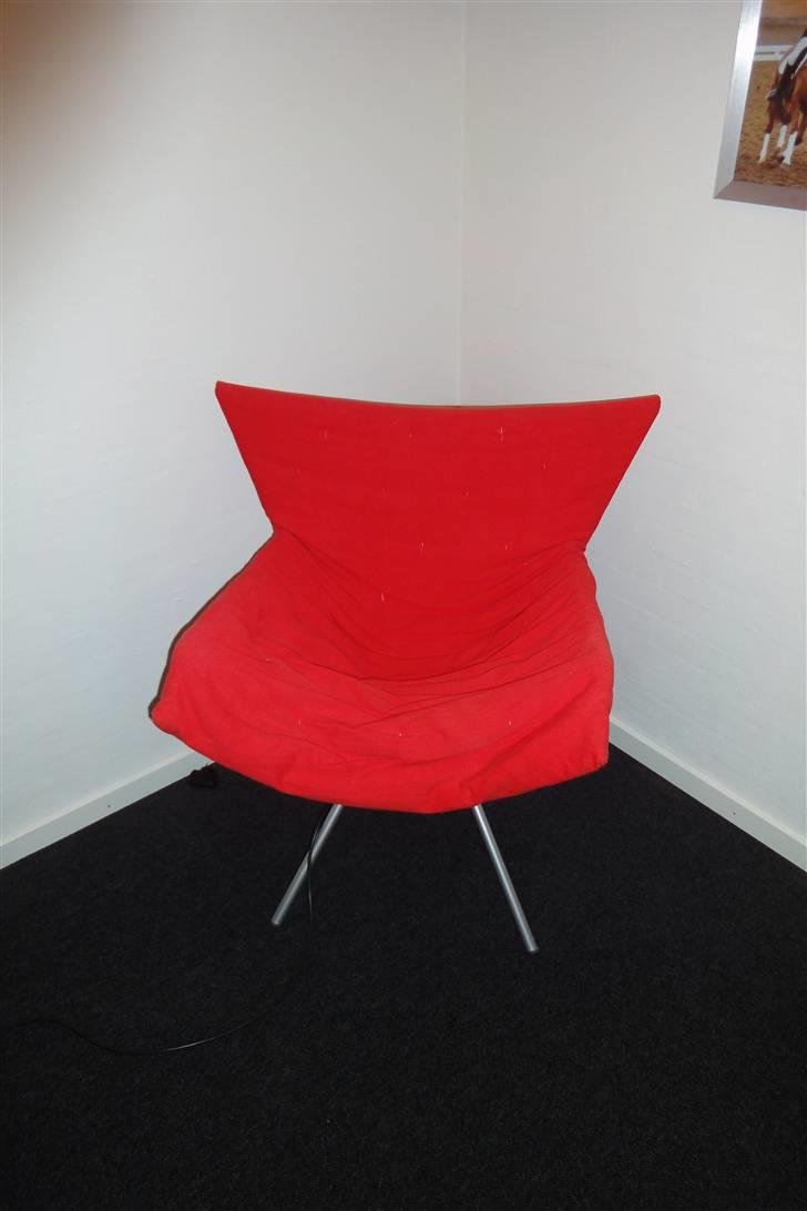 Ungdomsværelse 1 - min højt elsket stol :D som jeg farvede om fra hvis til rød hehe :I billede 10