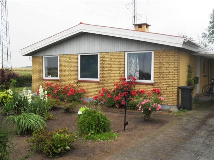 Landejendom 3 - Huset forfra med nylavet blomsterbed billede 1