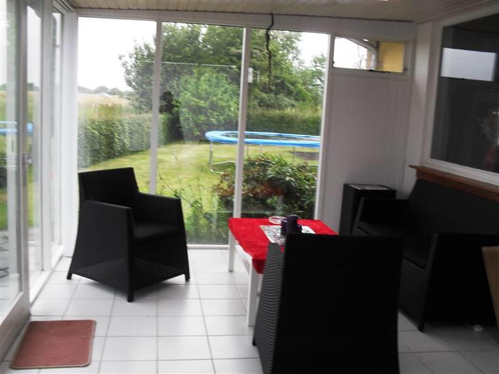 Landejendom 3 - Udestuen med nye møbler billede 3