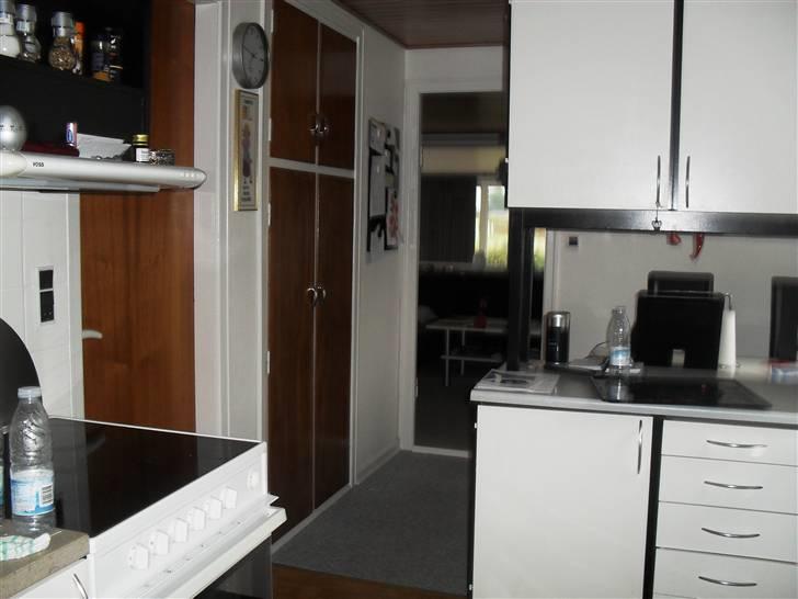 Landejendom 3 - Køkkenet efter det er blevet malet billede 4