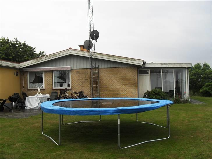 Landejendom 3 - Huset set bagfra med trampolinen billede 8