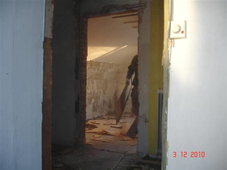 Villa xx - taget fra trappen og gennem 2 værelser, her er skabene fjernet som afblændede det dørhul billede 15