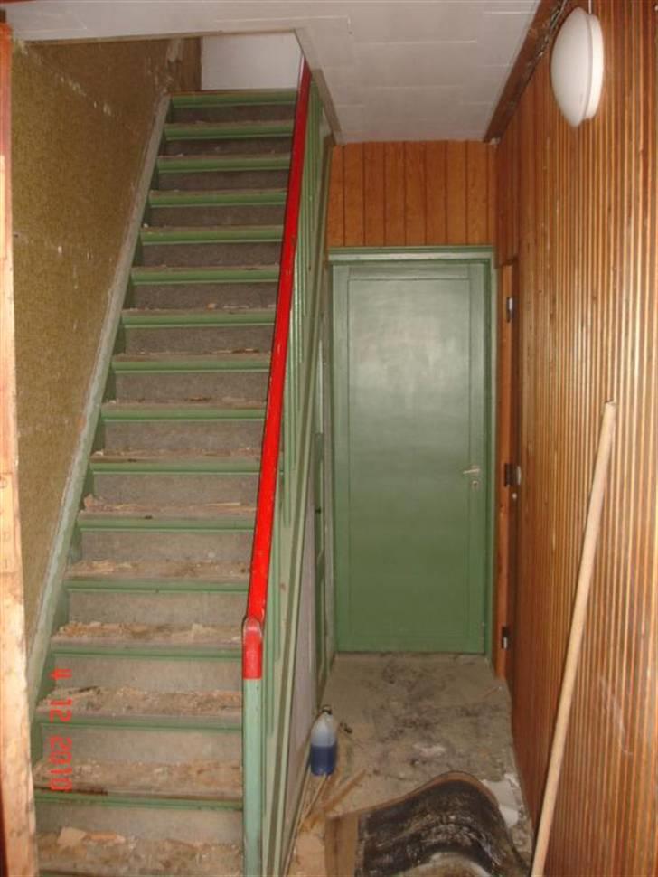 Villa xx - trappeopgangen, med husets eneste wc under trappen billede 16