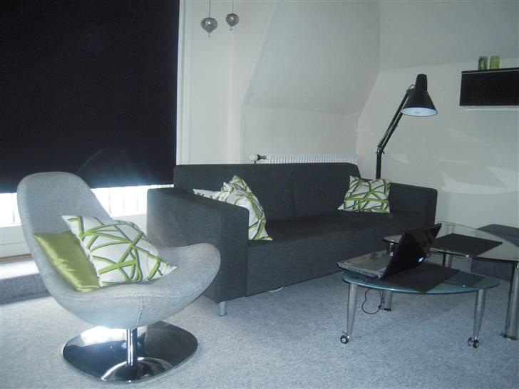 Lejlighed 2 - Sofa + sofabord idé møbler, skal-stol fra ikea, lampen i hjørnet har fået skiftet ledningen ud fra en sort plast til en tyrkis blå. billede 6