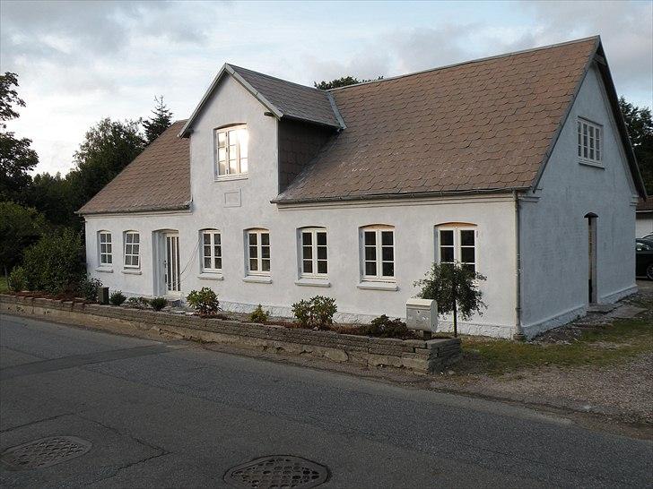 Villa 7 - Huset set fra vejen. Netop pudset op. billede 4