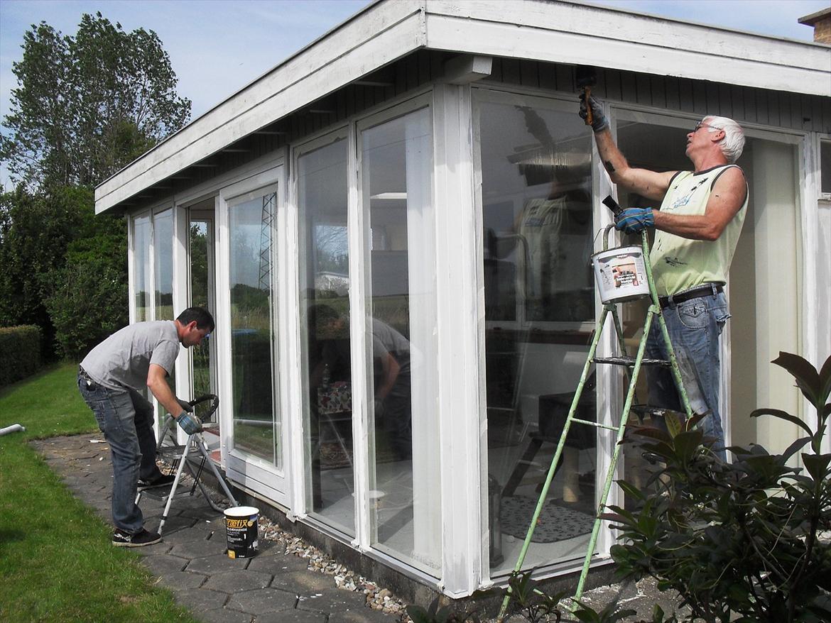 Landejendom 3 - Her er min mand og min farfar igang med at male vores udestue billede 10